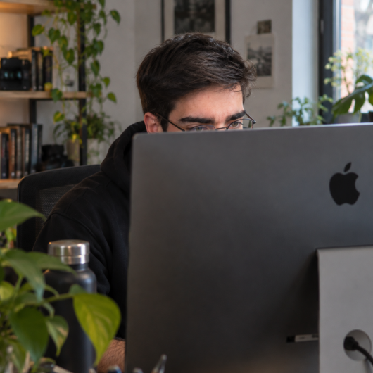 Giacomo al lavoro al computer